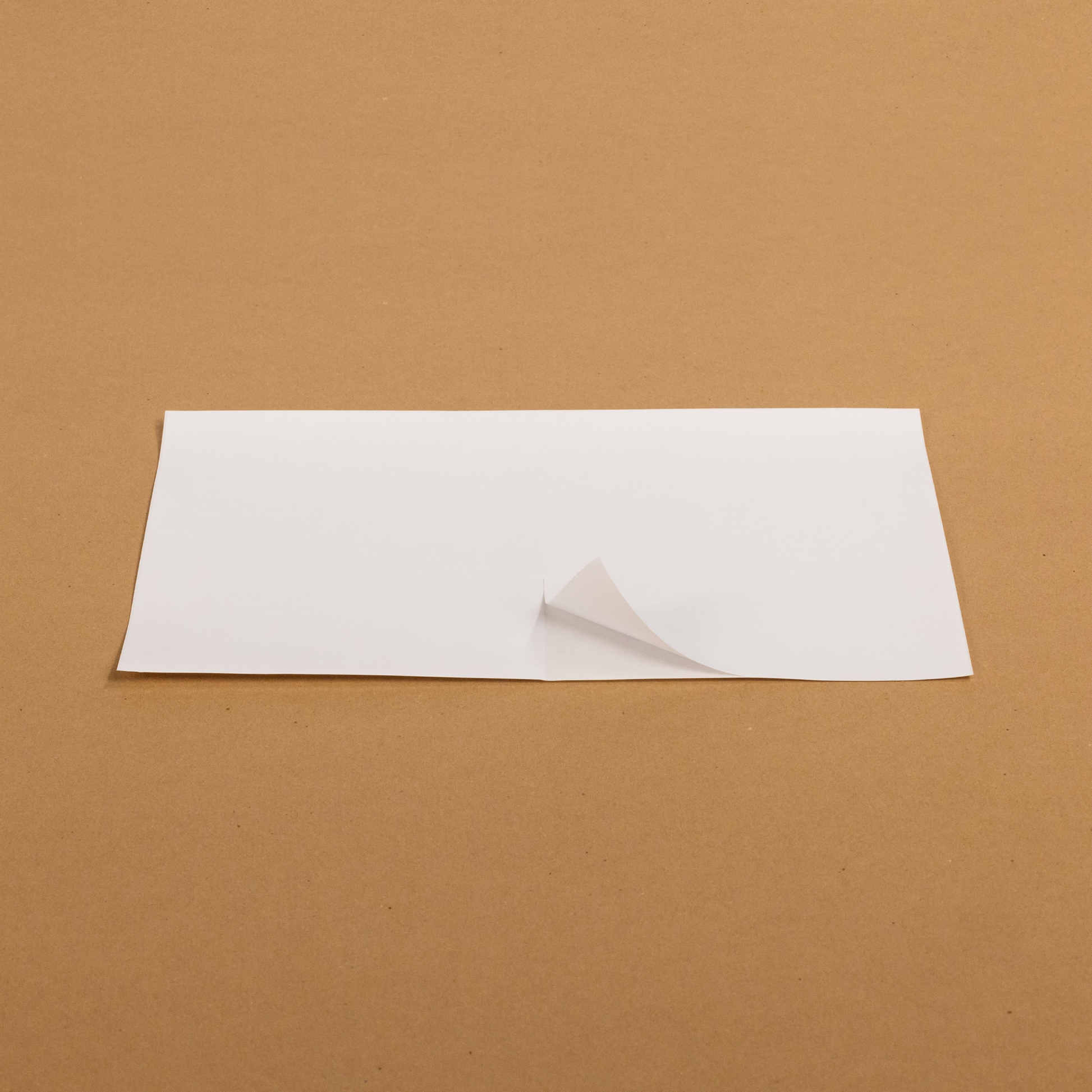 Versandlabel rückstandslos ablösbar und perfekt für Mehrweg Kartons, Versandtaschen und Papiertüten